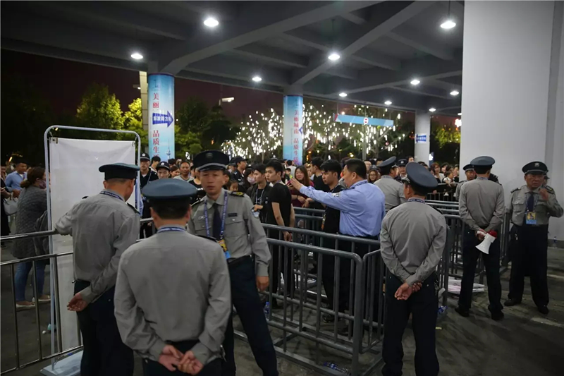 圖為保安隊員們快速反應(yīng)，處置突發(fā)事件。.png