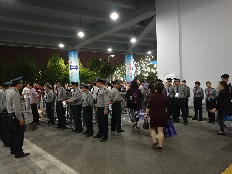 圖為保安隊員們在疏導(dǎo)觀眾散場。.png
